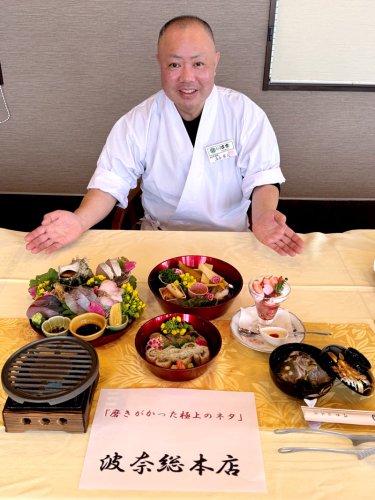 ２０２５年度バージョンとしてリニューアルされた「館山炙（あぶ）り海鮮丼」。写真は波奈総本店で提供されるメニュー＝館山市