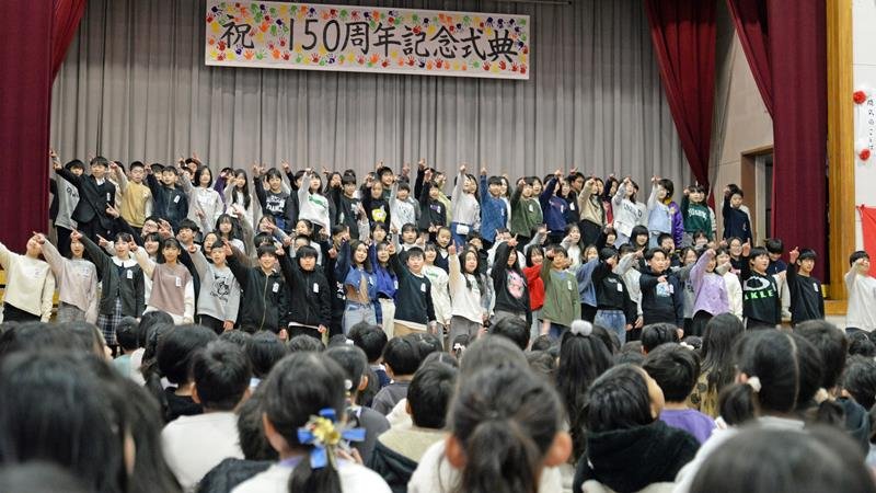 式典で歌いながら発表する６年生児童＝１日、園生小学校
