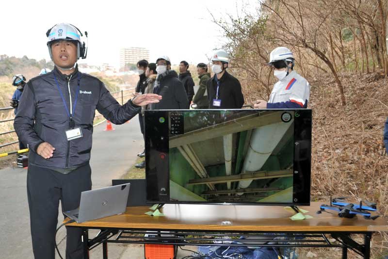 ドローンが撮影した映像を解説する担当者＝３日、千葉市花見川区