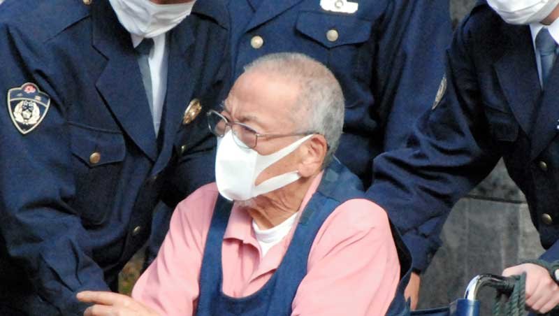 放火容疑で柏署から送検された際の酒巻馨容疑者＝１月１６日、柏市