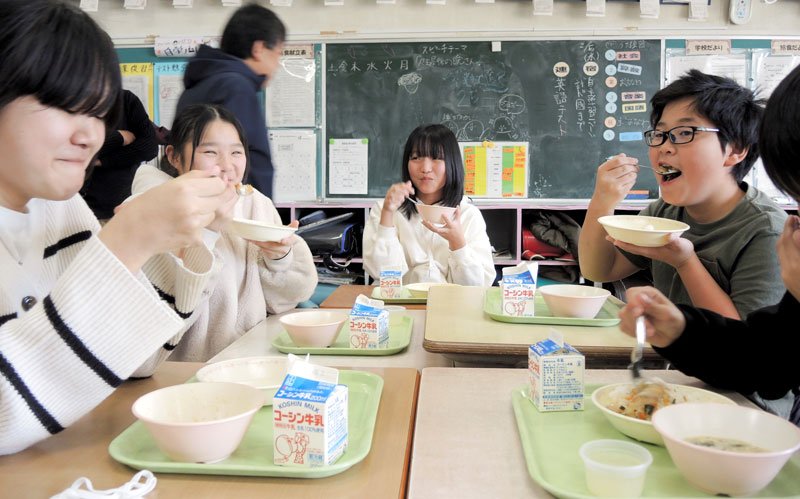 地元特産の矢切ネギを使った給食を笑顔で味わう児童たち＝５日、松戸市