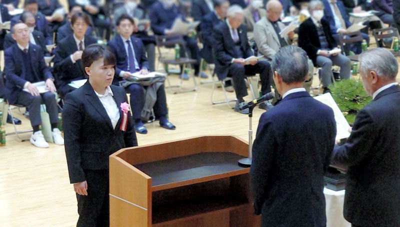 優秀選手賞で表彰を受けたパリパラリンピック柔道女子７０キロ級（弱視）銅メダリストの小川さん（左）＝市原市のゼットエー武道場