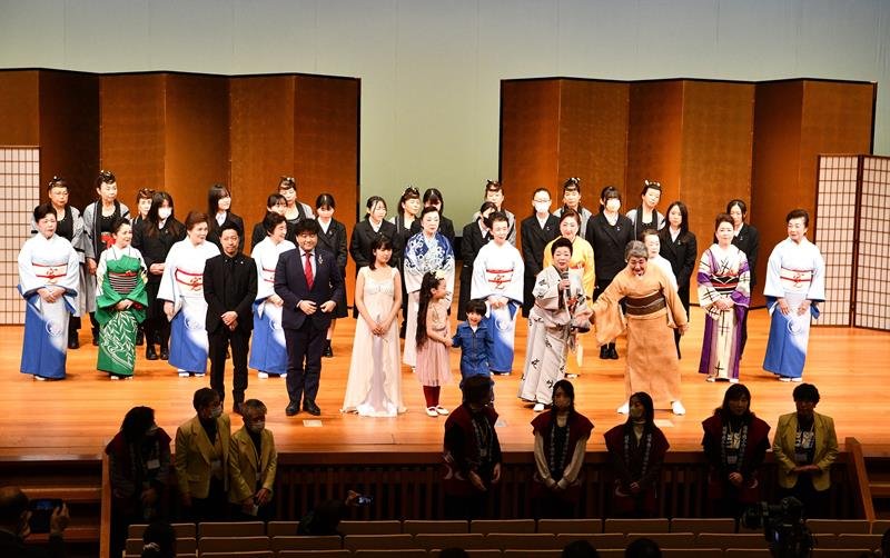イベントの最後にあいさつする出演者ら＝８日、香取市
