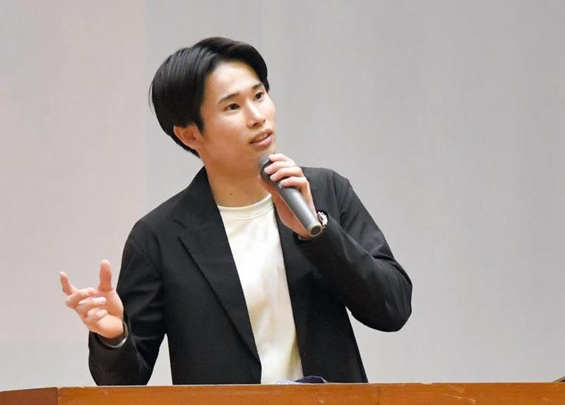 講演するパリ五輪体操男子団体金メダルの萱＝千葉女子高
