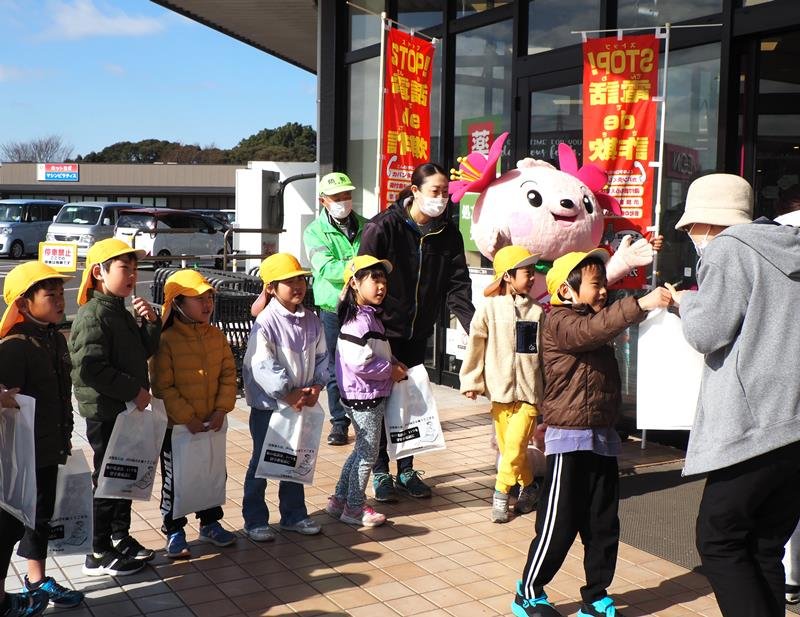 詐欺への注意を呼びかけながら高齢者らに啓発物資を配る園児＝１４日、君津市
