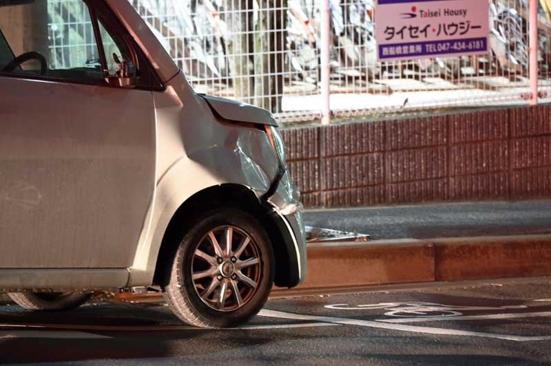 男性と衝突したとみられる軽乗用車＝１３日午後１０時ごろ、船橋市駿河台１