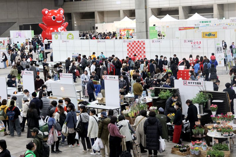 買い物を楽しむ来場者でにぎわった「きやっせ物産展」＝１６日、千葉市美浜区の幕張メッセ