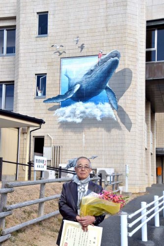 クジラの壁画制作を企画提案、寄贈した野山さん＝南房総市