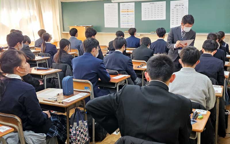 試験開始を待つ生徒ら＝１８日午前、千葉市中央区の県立千葉高