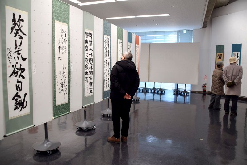 千葉県内書家の秀作が並ぶ千葉日報書道展＝県立美術館