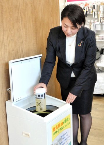 セブン－イレブンの店舗内に設置された回収ボックス＝松戸市のセブン－イレブン松戸常盤平駅前店