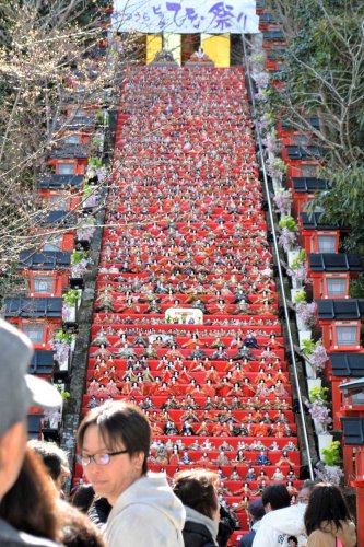 ２万体“ひな色”歓迎　勝浦ビッグひな祭り開幕　５千体の２５段飾り圧巻