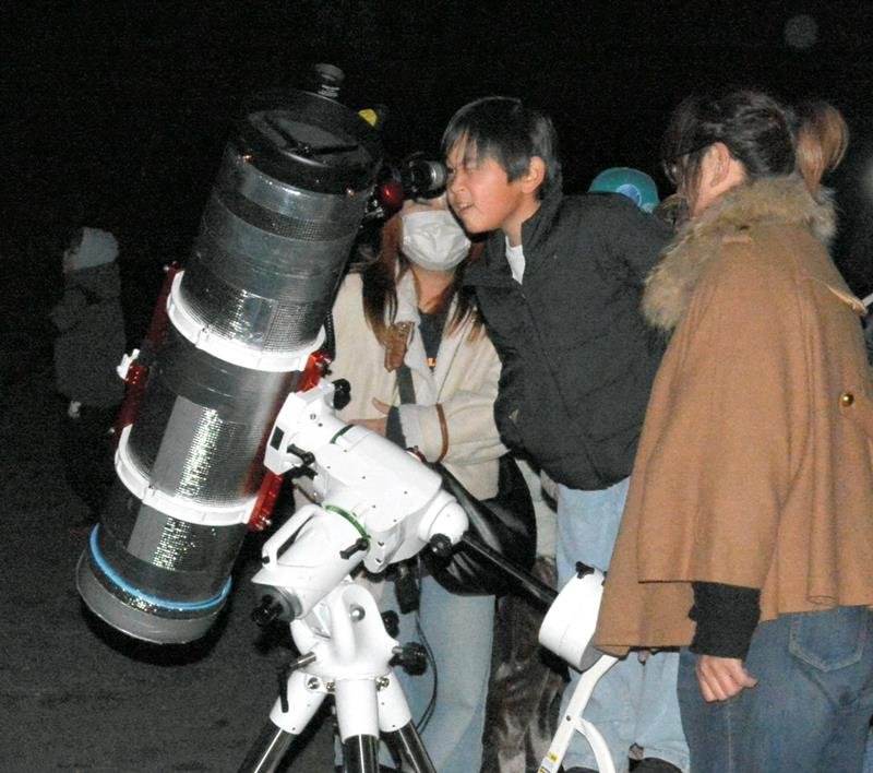 天体望遠鏡で惑星を見る参加者ら＝いすみ市
