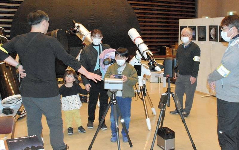 見上げてごらん冬の夜空　満天の星に心躍らせ　いすみで観望会