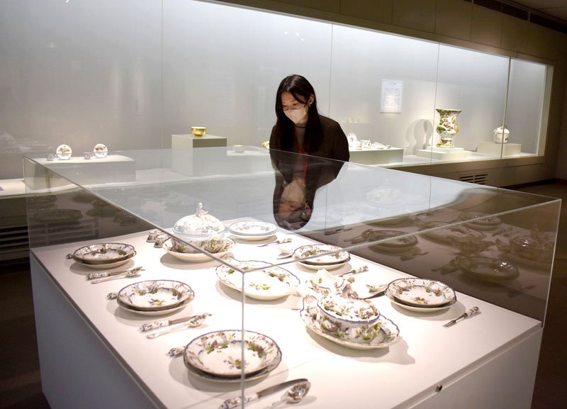 貴重なマイセン磁器が並ぶ展覧会＝松戸市の戸定歴史館