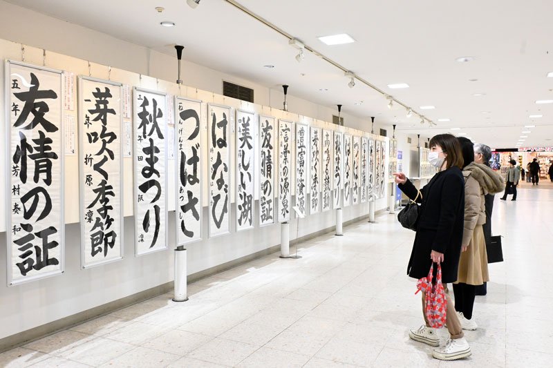 作品を鑑賞する買い物客ら＝２７日、そごう千葉店
