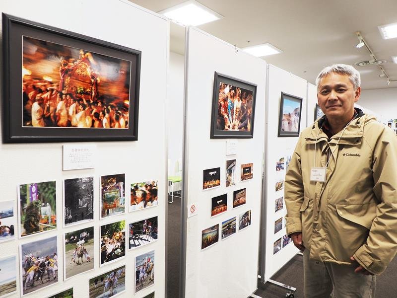 富津写真愛好家協会写真展「軌跡」の展示作品と茂木さん＝富津市
