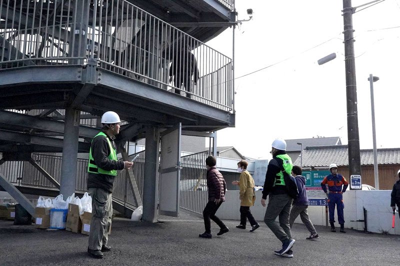 訓練で津波避難タワーに次々と集まる住民＝２日、旭市