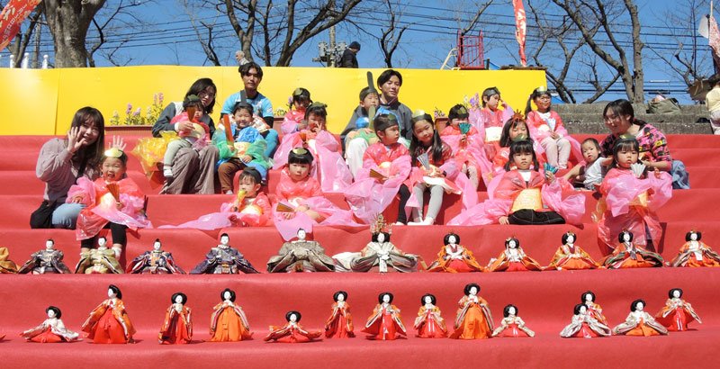 ビニール袋などで手作りした衣装でひな壇に並んだ子どもたち＝１日、流山市