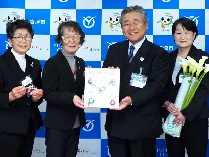 ふくろうのお守りを寄贈するＪＡきみつの長谷川女性部長（左から２番目）ら＝富津市