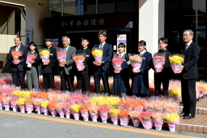 卒業のお祝いに寄贈されたベゴニア＝７日、いすみ市役所