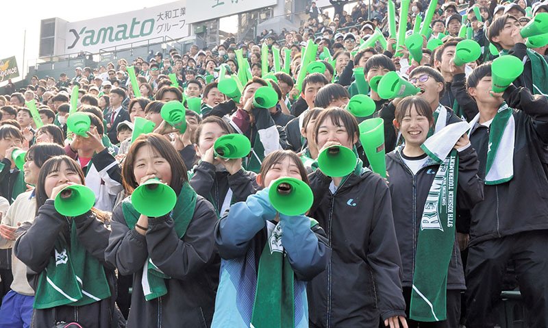 甲子園球場のスタンドからナインに声援を送る千葉黎明の応戦団＝２１日、兵庫県西宮市