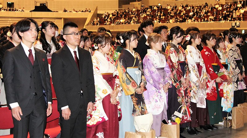 晴れ着に身を包み、千葉大学卒業式に出席した卒業生ら＝２３日、千葉市美浜区の幕張メッセ