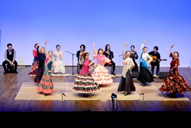 フラメンコを踊る出演者ら＝勝浦市
