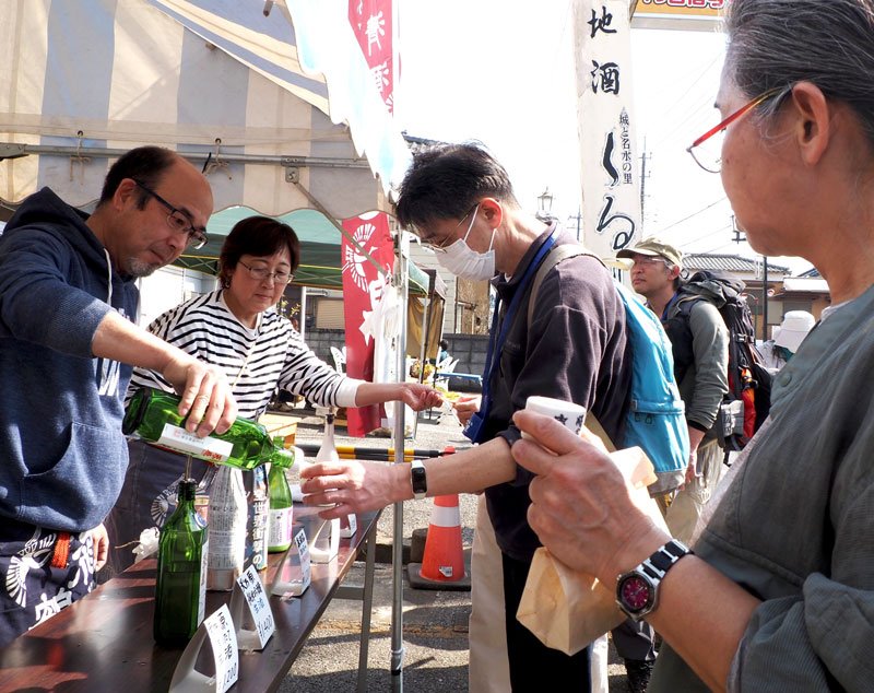 街歩きを楽しみながら５蔵の新酒を飲み比べする来場者＝君津市
