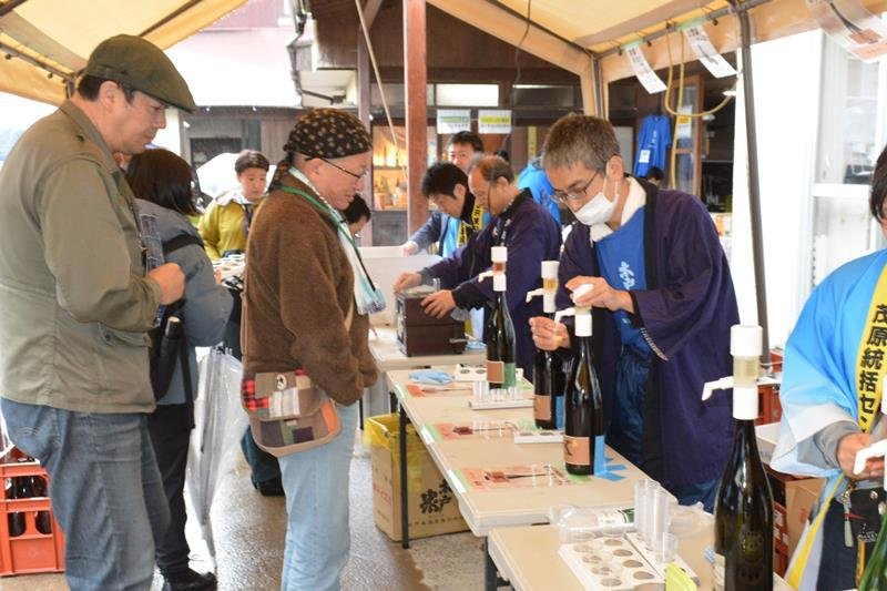 日本酒の飲み比べをする参加者ら＝２９日、いすみ市
