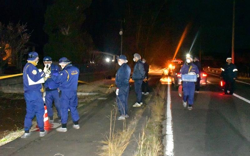 殺人未遂事件が起きた住宅付近を調べる捜査員＝１４日午前０時４０分ごろ、成田市