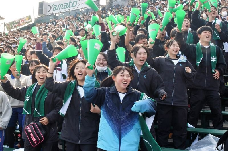 好機で盛り上がる千葉黎明の応援席＝２１日、兵庫県西宮市の甲子園球場