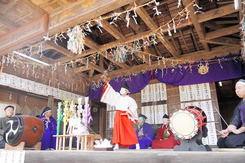 【動画あり】春彩る伝統神楽奉納　熊野神社、餅舞い盛況　旭