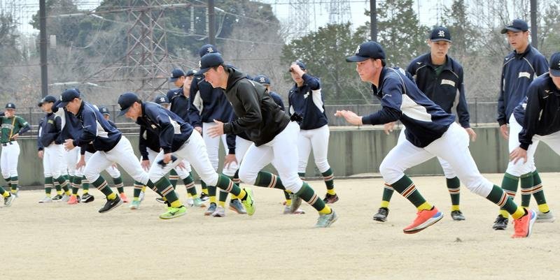 初戦を翌日に控えた練習ででダッシュする山本（手前右）ら千葉黎明の選手たち＝大阪府高槻市