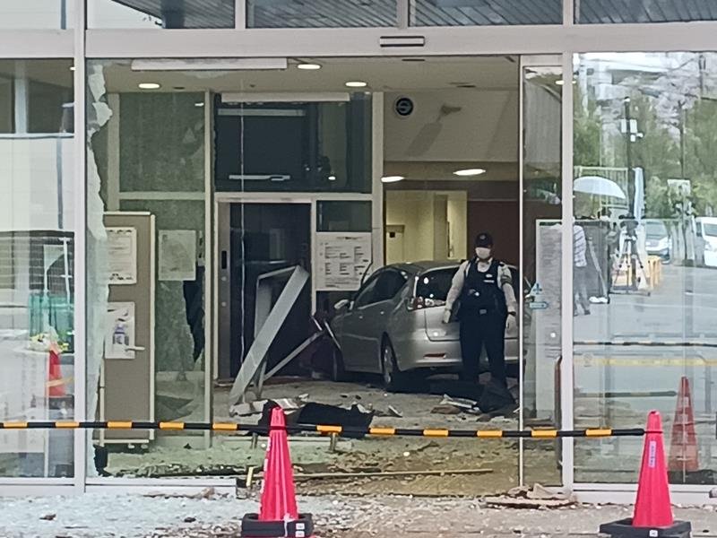 車が突っ込んだ病院の入り口＝１０日午後３時ごろ、船橋市高根台２