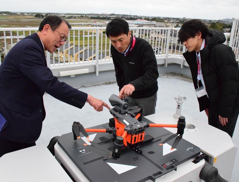 一宮町が導入する津波避難広報システムのドローン。津波情報が発表された際に自動で海岸に飛び立ち、音声で避難を呼びかける＝３１日、同町役場屋上

