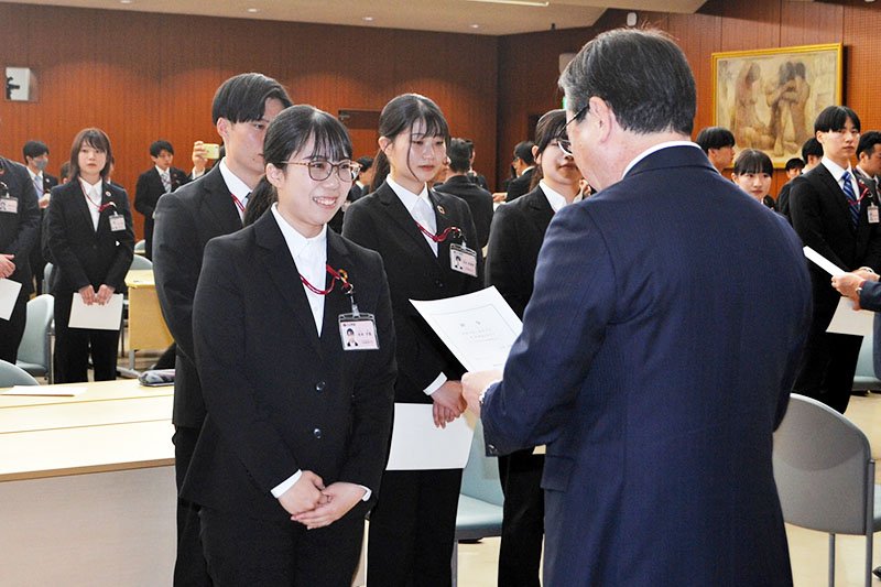 辞令の交付を受ける千葉興業銀行の新入行員＝１日、千葉市美浜区
