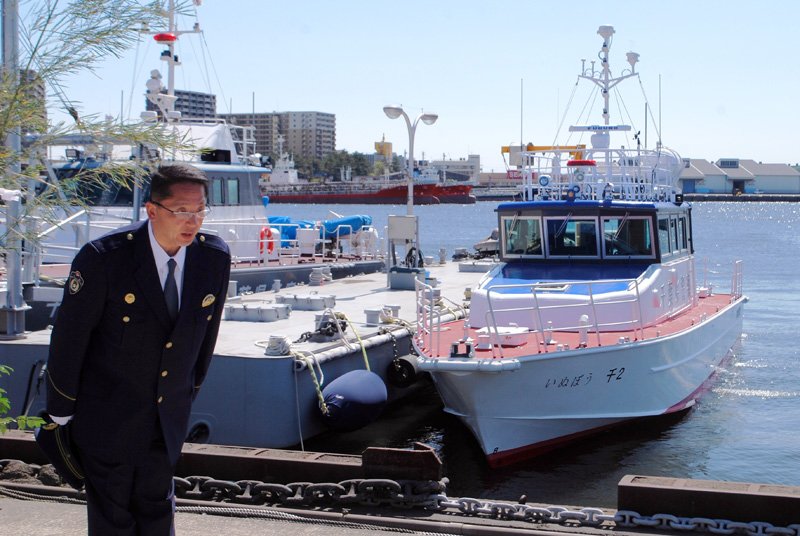 就航した２代目「いぬぼう」（右）と鳥山水上警察隊長＝９日、千葉市中央区中央港