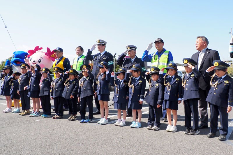春の全国交通安全運動で一日署長を務めた園児たち＝君津市
