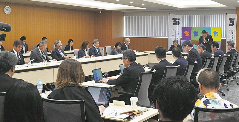 総会に出席した実行委員ら＝２１日、千葉市役所