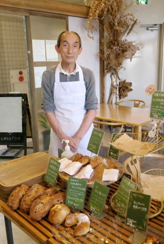 「Ｂａｋｅｒｙ＆Ｃａｆｅつむぎ」前身店オーナーの竹谷光司さん＝２２日、佐倉市