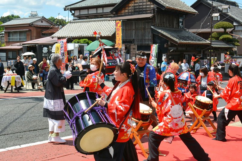 城下町通りで開催された地域イベント「二十八市」。太鼓の演奏やみこしの渡御でにぎわった＝２９日、大多喜町