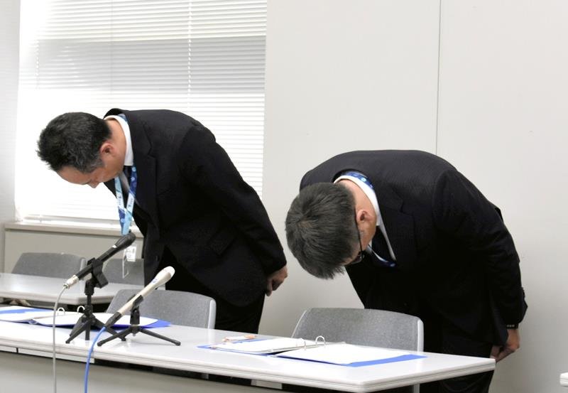 記者会見で謝罪する県人事課の担当者＝３０日、千葉県庁