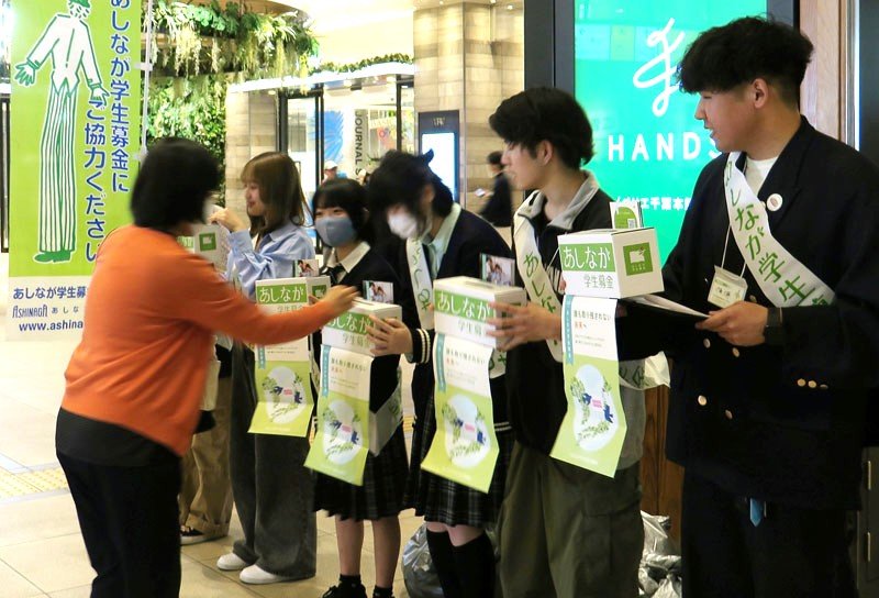 昨年の「あしなが奨学金」の街頭募金の様子＝２０２４年４月、千葉市中央区のＪＲ千葉駅