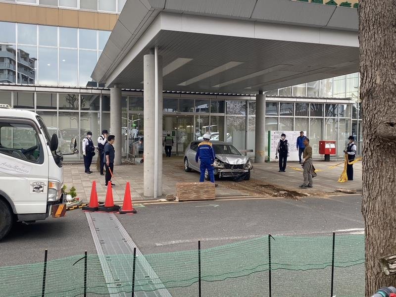 【速報・追記あり】千葉徳洲会病院に車突っ込む　来院者ら６人軽傷　運転の８０代ぐらい男性「踏み間違えた」　院内エレベーターにぶつかり停止　船橋　