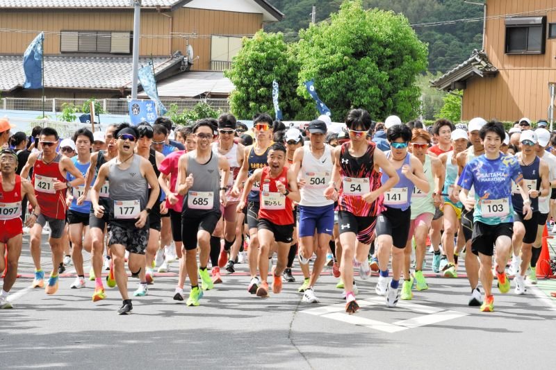 号砲と同時に一斉にスタートするランナー。猫ひろしさん（中央）もゲストとして参加＝１８日、神崎町
