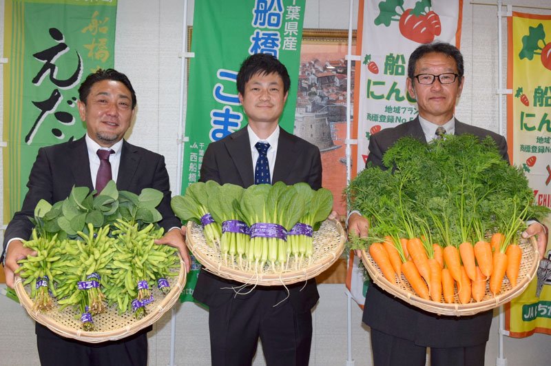 旬を迎える船橋市のブランド野菜をＰＲする生産者ら＝同市役所
