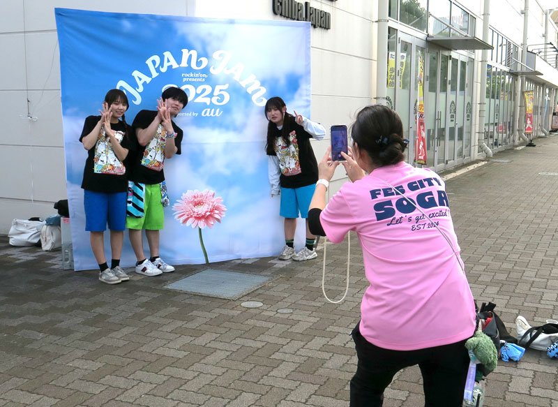 音楽フェス会場への途中にある商業施設内。フォトスポットも用意した＝４日、千葉市中央区