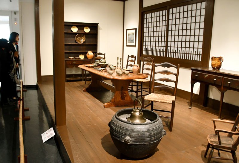 １９４１年に日本民芸館で展示された「生活展」を再現した展示＝千葉県立美術館