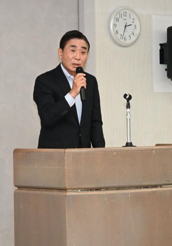 あいさつをする河崎統括責任者＝千葉市中央区
